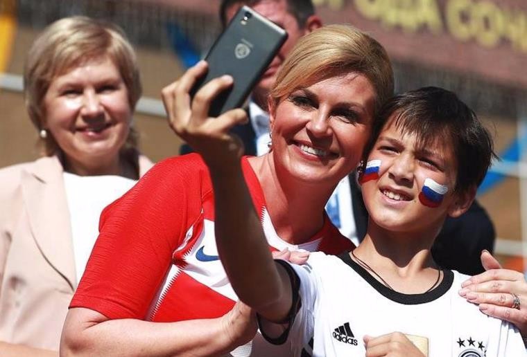 Presidente feminina croata usa uma cena de camisolas